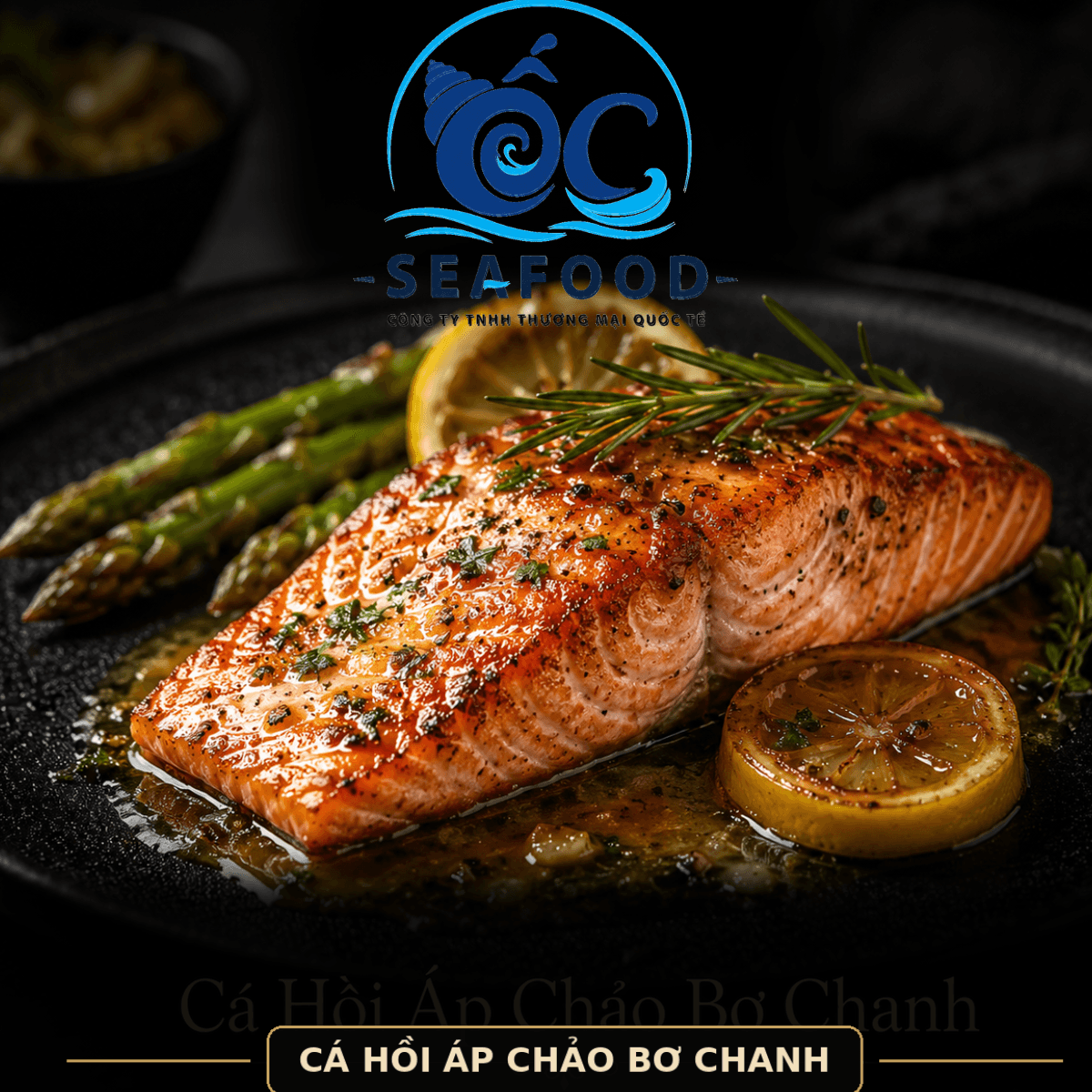 Miếng cá hồi áp chảo chín đều dùng cùng rau củ tại nhà